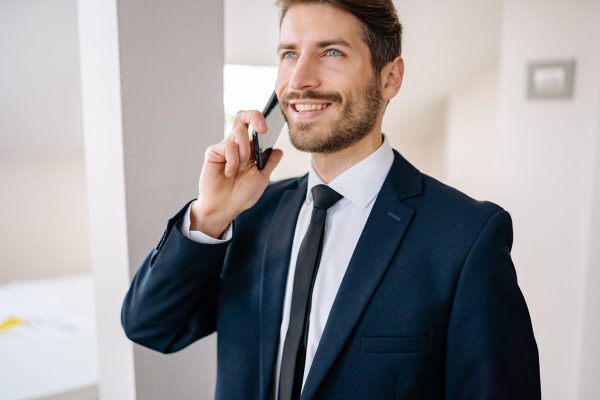 Nhân viên kinh doanh tư vấn khách hàng qua điện thoại