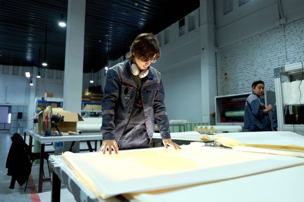 Thợ sản xuất kiểm tra vật liệu tại xưởng