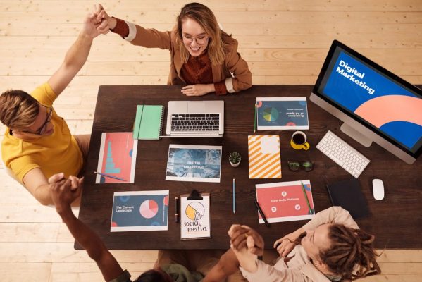 Đội ngũ marketing thảo luận chiến lược digital marketing
