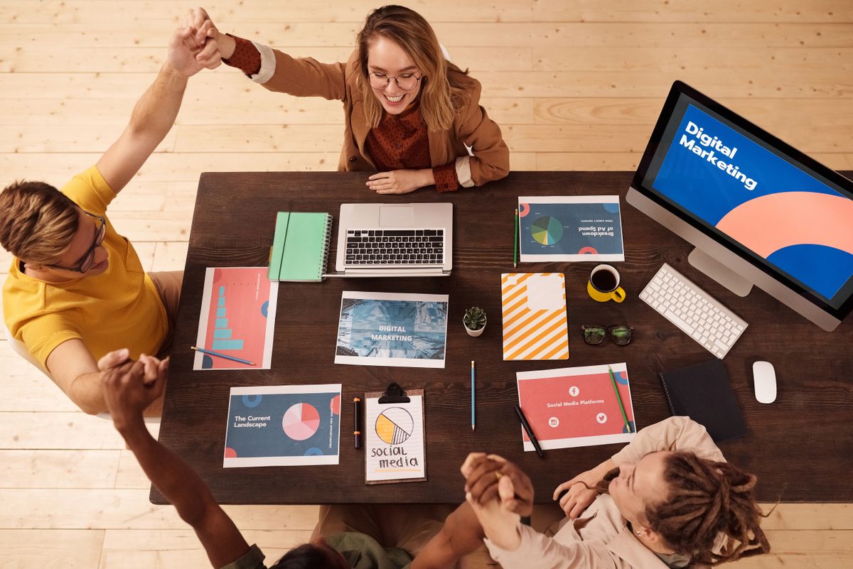 Đội ngũ marketing thảo luận chiến lược digital marketing
