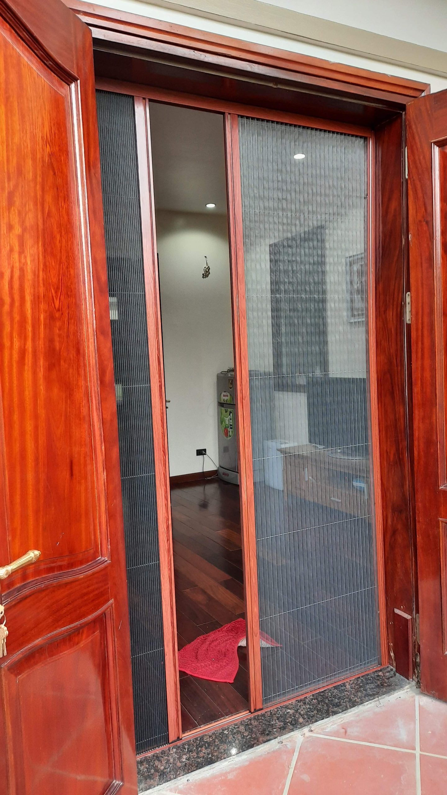 Cửa lưới chống muỗi dạng xếp lắp tại cửa ra vào 2 cánh