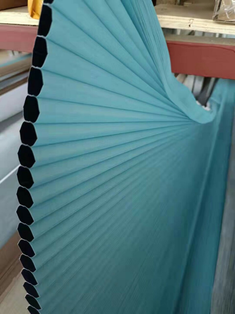 Cận cảnh cấu trúc tổ ong của vách ngăn, màu xanh ngọc