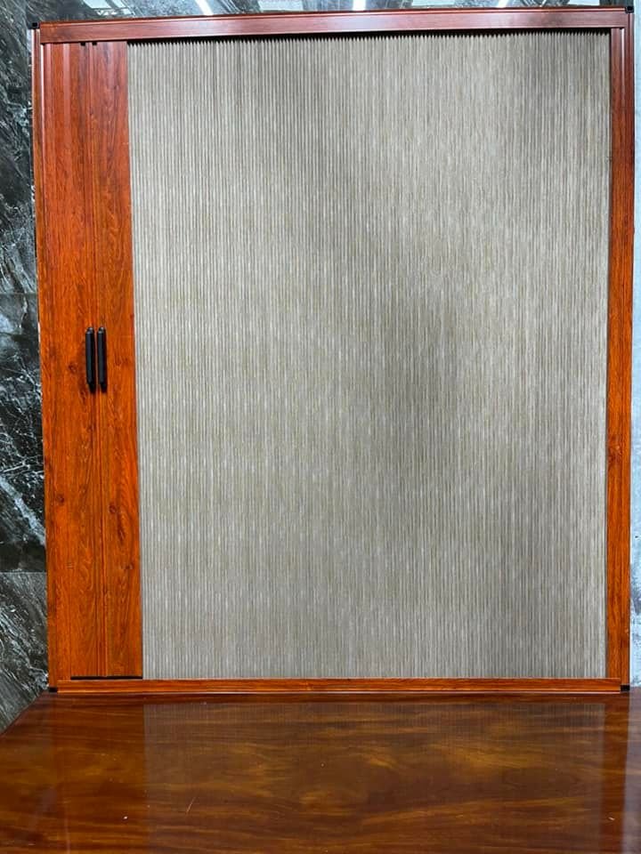 Vách ngăn tổ ong lắp tại phòng khách, khung vân gỗ
