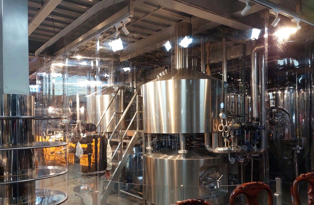 Vách nhựa PVC trong suốt trong nhà hàng bia